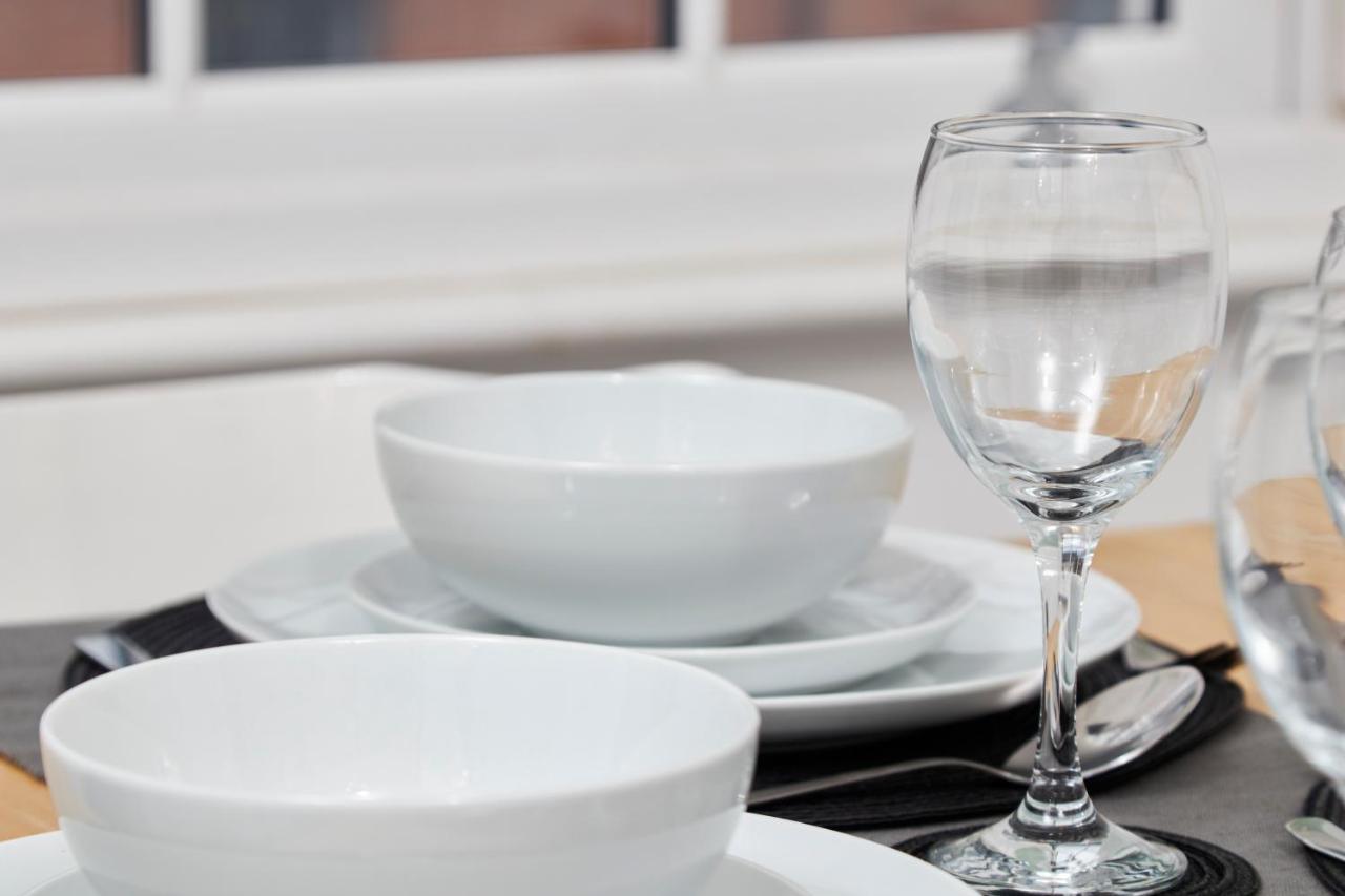 Fantastic Central Stratford Two Bedroom Apartment By Purestay Short Lets & Serviced Accommodation With Parking Exteriér fotografie