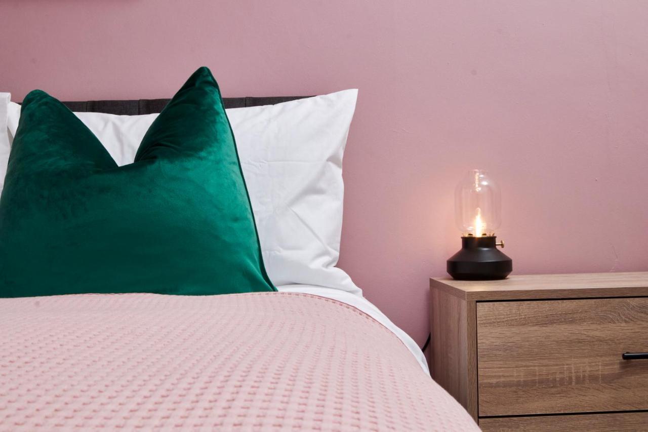 Fantastic Central Stratford Two Bedroom Apartment By Purestay Short Lets & Serviced Accommodation With Parking Exteriér fotografie